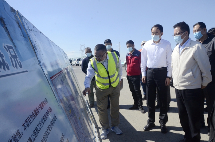 自治区副主席赵冲久深入重点公路项目建设现场办公调研